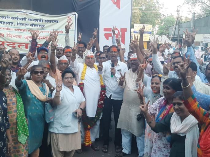 In the morning there was a Thalinad agitation; In the evening, the joy of accepting the demands in solapur | सोलापूरमध्ये सकाळी थाळीनाद आंदोलन झाले; सायंकाळी मागण्या मान्य झाल्याचा जल्लोष In the morning there was a Thalinad agitation; In the evening, the joy of accepting the demands in solapur | सोलापूरमध्ये सकाळी थाळीनाद आंदोलन झाले; सायंकाळी मागण्या मान्य झाल्याचा जल्लोष