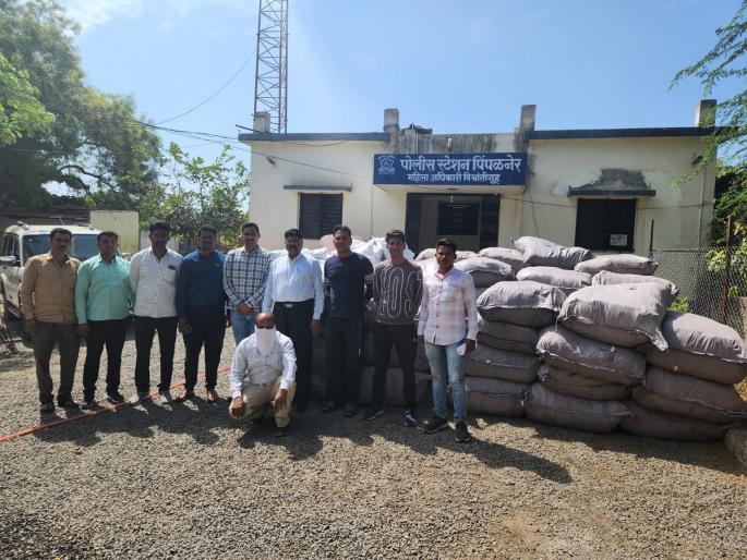 Gutkha godown raided in Pimpalner of Beed; Gutkha worth 30 lakhs seized | पिंपळनेरमध्ये गुटख्याच्या गोदामावर छापा; ३० लाखांचा गुटखा जप्त Gutkha godown raided in Pimpalner of Beed; Gutkha worth 30 lakhs seized | पिंपळनेरमध्ये गुटख्याच्या गोदामावर छापा; ३० लाखांचा गुटखा जप्त