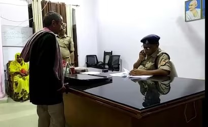 elders reached sp office with proof of being alive | पत्नी-मुलाचा कारनामा! 'मी जिवंत आहे...' म्हणत 'तो' पुरावा घेऊन एसपी ऑफिसमध्ये पोहचला अन्... elders reached sp office with proof of being alive | पत्नी-मुलाचा कारनामा! 'मी जिवंत आहे...' म्हणत 'तो' पुरावा घेऊन एसपी ऑफिसमध्ये पोहचला अन्...