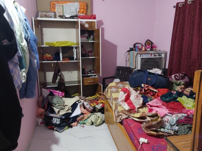 Talathi beaten by robbers with sticks; 6 lakh worth of valuables including jewellery | तलाठ्याला दरोडेखोरांची काठीने मारहाण; दागिन्यांसह सहा लाखांचा मुद्देमाल लंपास Talathi beaten by robbers with sticks; 6 lakh worth of valuables including jewellery | तलाठ्याला दरोडेखोरांची काठीने मारहाण; दागिन्यांसह सहा लाखांचा मुद्देमाल लंपास