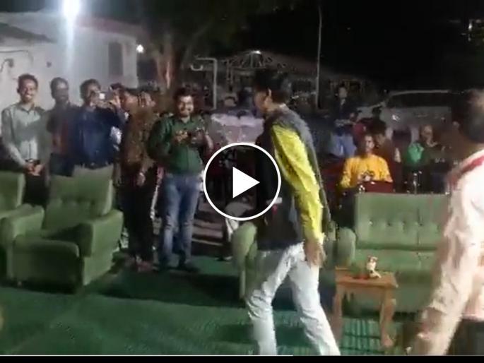 Video government postal department officer dies of cardiac arrest while dancing | Video - आयुष्याचा नेमच नाही! 'बस आज की रात है जिंदगी' गाण्यावर नाचताना अधिकाऱ्याचा मृत्यू Video government postal department officer dies of cardiac arrest while dancing | Video - आयुष्याचा नेमच नाही! 'बस आज की रात है जिंदगी' गाण्यावर नाचताना अधिकाऱ्याचा मृत्यू