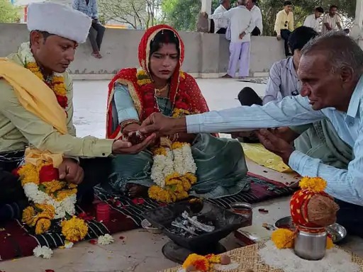 kanyadaan of daughter in law after son death mother in law set an example | अस्सं सासर सुरेख बाई! मुलगा गेल्यावर सासू-सासऱ्यांनी लावलं सुनेचं दुसरं लग्न; केलं कन्यादान kanyadaan of daughter in law after son death mother in law set an example | अस्सं सासर सुरेख बाई! मुलगा गेल्यावर सासू-सासऱ्यांनी लावलं सुनेचं दुसरं लग्न; केलं कन्यादान