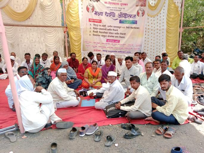 Dharne protest in front of Renapur tehsil by the disabled organization | दिव्यांग संघटनेचे रेणापूर तहसीलसमोर धरणे आंदोलन Dharne protest in front of Renapur tehsil by the disabled organization | दिव्यांग संघटनेचे रेणापूर तहसीलसमोर धरणे आंदोलन