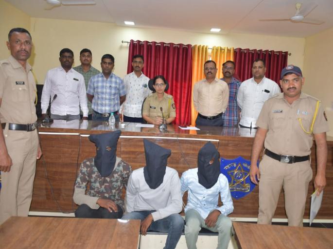 Dhoom style thriller, chase and catch 3 robbers who steal gold chain, cash in Hingoli | धूम स्टाईल थरार! पैश्यांची बॅग, सोनसाखळी चोरट्यांना पोलिसांनी पाठलाग करून पकडले Dhoom style thriller, chase and catch 3 robbers who steal gold chain, cash in Hingoli | धूम स्टाईल थरार! पैश्यांची बॅग, सोनसाखळी चोरट्यांना पोलिसांनी पाठलाग करून पकडले