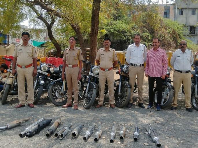 The bullet riders were fined by the police; silencer seized with penalty in Jalana | बुलेटस्वारांचा पोलिसांनी वाजविला बाजा; दंड लावून कर्णकर्कश सायलेन्सर केले जप्त The bullet riders were fined by the police; silencer seized with penalty in Jalana | बुलेटस्वारांचा पोलिसांनी वाजविला बाजा; दंड लावून कर्णकर्कश सायलेन्सर केले जप्त