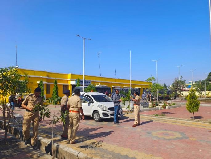 Rada in two groups in a cage from playing a song in a tractor; 65 people detained | ट्रॅक्टरमध्ये गाणे वाजविण्यावरून केजमध्ये दोन गटात राडा; ६५ लोक ताब्यात Rada in two groups in a cage from playing a song in a tractor; 65 people detained | ट्रॅक्टरमध्ये गाणे वाजविण्यावरून केजमध्ये दोन गटात राडा; ६५ लोक ताब्यात