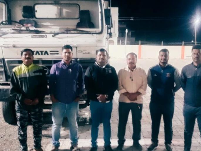 Contradicted sand transport at Karkamb; Assets worth 15 lakhs along with trucks seized; Performance of Solapur Rural Police | करकंब येथे चोरटी वाळू वाहतूक रोखली; ट्रकसह सव्वा पंधरा लाखांचा मुद्देमाल जप्त Contradicted sand transport at Karkamb; Assets worth 15 lakhs along with trucks seized; Performance of Solapur Rural Police | करकंब येथे चोरटी वाळू वाहतूक रोखली; ट्रकसह सव्वा पंधरा लाखांचा मुद्देमाल जप्त