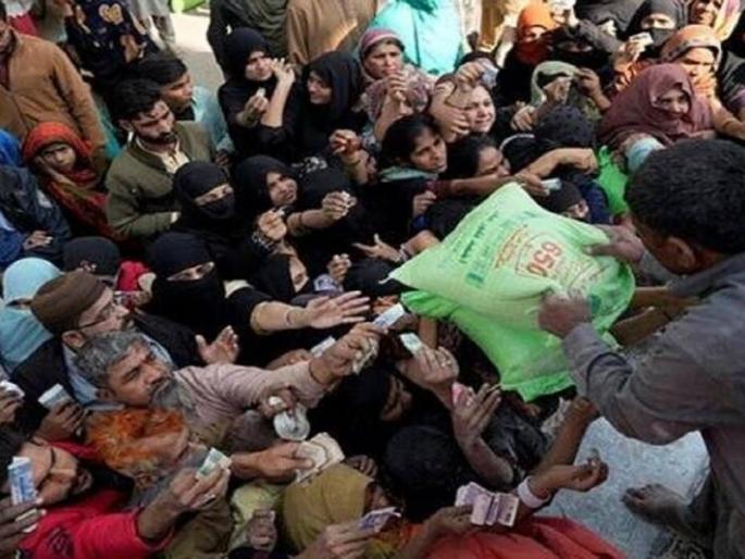 stampede over free flour distributed during ramadan in pakistan several injured | भीषण! पाकिस्तानमध्ये मोफत मिळणाऱ्या पिठासाठी चेंगराचेंगरी; महिला बेशुद्ध, अनेक जण जखमी stampede over free flour distributed during ramadan in pakistan several injured | भीषण! पाकिस्तानमध्ये मोफत मिळणाऱ्या पिठासाठी चेंगराचेंगरी; महिला बेशुद्ध, अनेक जण जखमी
