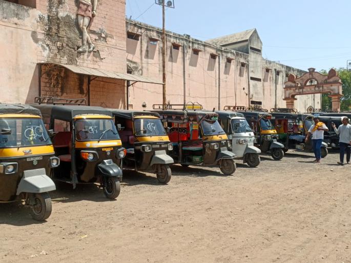 Due to the decision of the government, the time of starvation on the taxi businessmen in khamgaon | खामगावात शासनाच्या निर्णयामुळे टॅक्सी व्यावसायिकांवर उपासमारीची वेळ