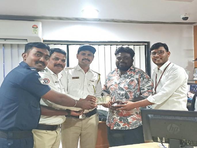 47, thousand 500 rupees came out of CDM for mother's treatment; Labor got it back because of the traffic police | आईच्या उपचारासाठीचे ४७ हजार सीडीएममधून बाहेर आले; ट्रॅफिक पोलिसांमुळे कामगारास परत 47, thousand 500 rupees came out of CDM for mother's treatment; Labor got it back because of the traffic police | आईच्या उपचारासाठीचे ४७ हजार सीडीएममधून बाहेर आले; ट्रॅफिक पोलिसांमुळे कामगारास परत