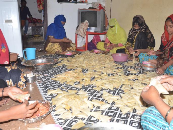 During the month of Ramadan, Solapurkars eat lakhs of samosas every day | रमजान महिनात सोलापूरकर दररोज खातात लाख समोसे During the month of Ramadan, Solapurkars eat lakhs of samosas every day | रमजान महिनात सोलापूरकर दररोज खातात लाख समोसे