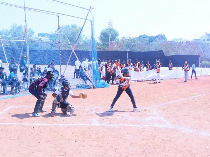 state level softball tournament; Ahmednagar, Jalgaon clash in the final | राज्यस्तरीय सॉफ्टबॉल स्पर्धा; चुरशीच्या लढतीत अहमदनगर, जळगावची अंतिम फेरीत धडक state level softball tournament; Ahmednagar, Jalgaon clash in the final | राज्यस्तरीय सॉफ्टबॉल स्पर्धा; चुरशीच्या लढतीत अहमदनगर, जळगावची अंतिम फेरीत धडक