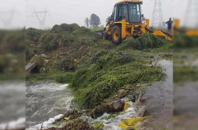 Leakage at valves and water pipelines, drinking water goes to fields and drainage in solapur | सोलापूरमध्ये व्हॉल्व्ह अन् पाण्याच्या पाईपलाईनवर गळती, पिण्याचे पाणी जातंय शेतात अन् ड्रेनेजमध्ये Leakage at valves and water pipelines, drinking water goes to fields and drainage in solapur | सोलापूरमध्ये व्हॉल्व्ह अन् पाण्याच्या पाईपलाईनवर गळती, पिण्याचे पाणी जातंय शेतात अन् ड्रेनेजमध्ये