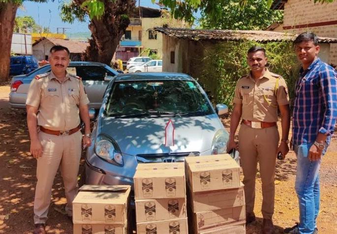 Illegal transportation of liquor from luxury car, Latur youth arrested, goods worth 6 lakh seized, sindhudurg | आलिशान कारमधून दारूची अवैध वाहतूक, लातूरमधील युवक ताब्यात, सहा लाखाचा मुद्देमाल जप्त  Illegal transportation of liquor from luxury car, Latur youth arrested, goods worth 6 lakh seized, sindhudurg | आलिशान कारमधून दारूची अवैध वाहतूक, लातूरमधील युवक ताब्यात, सहा लाखाचा मुद्देमाल जप्त
