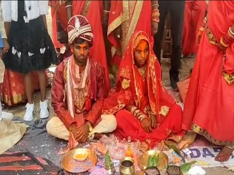 mother bier wakes up on daughter wedding day then bees attack know what whole matter | हृदयद्रावक! एकीकडे लेकीचं लग्न अन् दुसरीकडे आईचा मृत्यू; कुटुंबीयांनी घेतला मोठा निर्णय mother bier wakes up on daughter wedding day then bees attack know what whole matter | हृदयद्रावक! एकीकडे लेकीचं लग्न अन् दुसरीकडे आईचा मृत्यू; कुटुंबीयांनी घेतला मोठा निर्णय