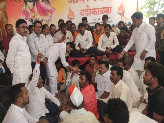 A decision will be taken in the cabinet meeting on the 14 demands of the Maratha community; fast agitation suspended in Wadikalya village | मराठा समाजाच्या १४ मागण्यांवर मंत्रिमंडळ बैठकीत होणार निर्णय; वडीकाळ्यातील उपोषण स्थगित A decision will be taken in the cabinet meeting on the 14 demands of the Maratha community; fast agitation suspended in Wadikalya village | मराठा समाजाच्या १४ मागण्यांवर मंत्रिमंडळ बैठकीत होणार निर्णय; वडीकाळ्यातील उपोषण स्थगित