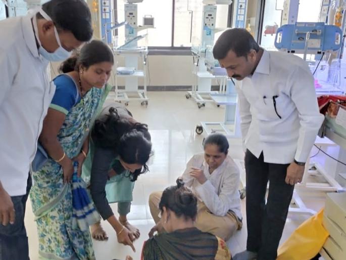 Heartbreaking! A mother leaves her one-day-old baby in a thorn bush and disappears | हृदयद्रावक! एक दिवसाच्या बाळाला काटेरी झुडपात टाकून माता गायब Heartbreaking! A mother leaves her one-day-old baby in a thorn bush and disappears | हृदयद्रावक! एक दिवसाच्या बाळाला काटेरी झुडपात टाकून माता गायब