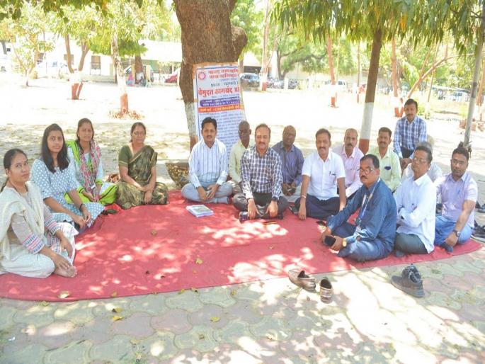 Agitation for increase in pay of Class II of Naib Tehsildars | फक्त पद वर्ग दोनचे, वेतन तसे नाही; नायब तहसीलदारांचे वर्ग दोनच्या वेतन वाढीसाठी आंदोलन Agitation for increase in pay of Class II of Naib Tehsildars | फक्त पद वर्ग दोनचे, वेतन तसे नाही; नायब तहसीलदारांचे वर्ग दोनच्या वेतन वाढीसाठी आंदोलन