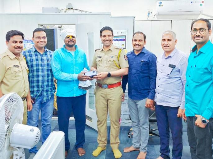 Fake mobile from online order; Money back due to cyber police | ऑनलाईन ऑर्डरमधून आला बनावट मोबाइल; सायबर पोलिसांमुळे पैसे परत Fake mobile from online order; Money back due to cyber police | ऑनलाईन ऑर्डरमधून आला बनावट मोबाइल; सायबर पोलिसांमुळे पैसे परत