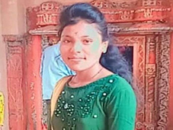 Girl stressed since 12th exam; Parents ended their life while going to the farm | बारावीची परीक्षा झाल्यापासून मुलगी तणावात; आई-वडील शेतात जाताच संपवले जीवन Girl stressed since 12th exam; Parents ended their life while going to the farm | बारावीची परीक्षा झाल्यापासून मुलगी तणावात; आई-वडील शेतात जाताच संपवले जीवन