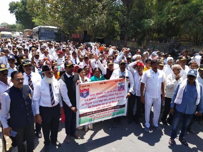 Ex-servicemen took to the streets in the One Rank One Pension case | वन रँक वन पेन्शनप्रकरणी माजी सैनिक रस्त्यावर उतरले Ex-servicemen took to the streets in the One Rank One Pension case | वन रँक वन पेन्शनप्रकरणी माजी सैनिक रस्त्यावर उतरले