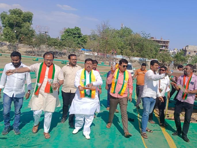 BJP sprinkled cow urine on the ground where the meeting of Mahavikas Aghadi was held | Video: महाविकास आघाडीची 'वज्रमूठ' सभा झालेल्या मैदानावर भाजपाकडून गोमुत्र शिंपण BJP sprinkled cow urine on the ground where the meeting of Mahavikas Aghadi was held | Video: महाविकास आघाडीची 'वज्रमूठ' सभा झालेल्या मैदानावर भाजपाकडून गोमुत्र शिंपण
