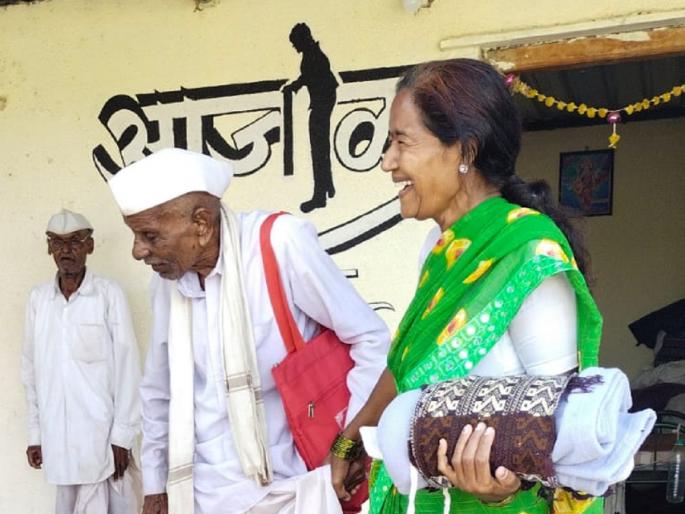 The blind father is rejected by the son, but accepted by the daughter; Now last breath is at son-in-law's home | अंध पित्याला मुलाने बसस्टॅण्डवर सोडले,मात्र मुलीने स्वीकारले;आता शेवटचा श्वास जावयाच्या घरी The blind father is rejected by the son, but accepted by the daughter; Now last breath is at son-in-law's home | अंध पित्याला मुलाने बसस्टॅण्डवर सोडले,मात्र मुलीने स्वीकारले;आता शेवटचा श्वास जावयाच्या घरी