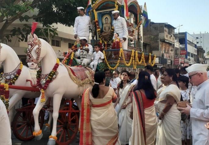 The chariot was pulled in Solapur for two hours chanting 'Bhagwan Mahavir Ki Jai' | 'भगवान महावीर की जय'चा जयघोष करीत सोलापुरात रथ ओढला दोन तास The chariot was pulled in Solapur for two hours chanting 'Bhagwan Mahavir Ki Jai' | 'भगवान महावीर की जय'चा जयघोष करीत सोलापुरात रथ ओढला दोन तास