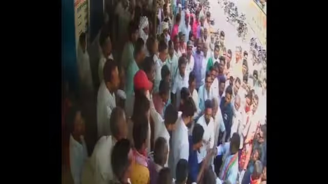 congress mla brhaspat sinh saraguja beat co operative central bank peon and clerk | "आमचं नाव ऐकूनही काम केलं नाही?"; काँग्रेस आमदाराची बँकेत गुंडगिरी, कर्मचाऱ्यांना मारहाण congress mla brhaspat sinh saraguja beat co operative central bank peon and clerk | "आमचं नाव ऐकूनही काम केलं नाही?"; काँग्रेस आमदाराची बँकेत गुंडगिरी, कर्मचाऱ्यांना मारहाण