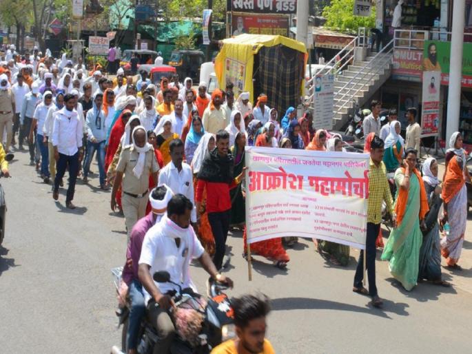The protest march of the citizens of Khanapur area on Parabhani Municipality | कर भरूनही सुविधा नाहीत; खानापूर भागातील नागरिकांचा मनपावर आक्रोश महामोर्चा The protest march of the citizens of Khanapur area on Parabhani Municipality | कर भरूनही सुविधा नाहीत; खानापूर भागातील नागरिकांचा मनपावर आक्रोश महामोर्चा