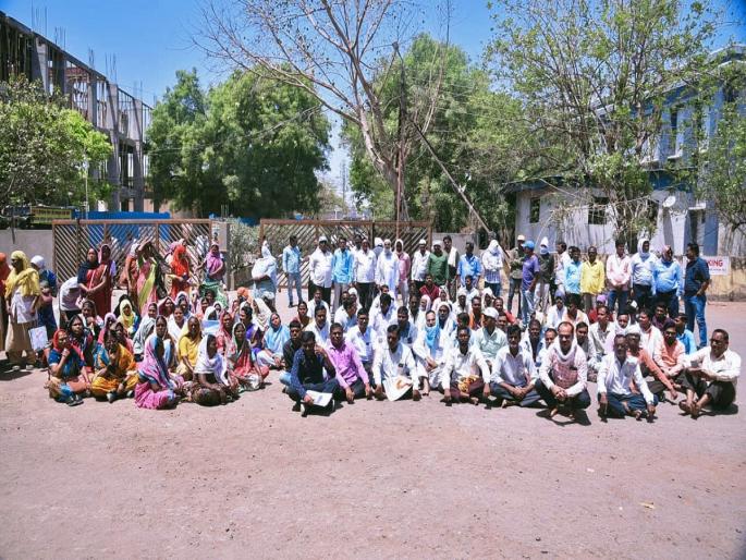 Parabhani Municipal employees strike in hot sun for wages; Prohibition of administration in loud propaganda | वेतनासाठी भर उन्हात मनपा कर्मचाऱ्यांचे कामबंद; जोरदार घोषणाबाजीत प्रशासनाचा निषेध Parabhani Municipal employees strike in hot sun for wages; Prohibition of administration in loud propaganda | वेतनासाठी भर उन्हात मनपा कर्मचाऱ्यांचे कामबंद; जोरदार घोषणाबाजीत प्रशासनाचा निषेध