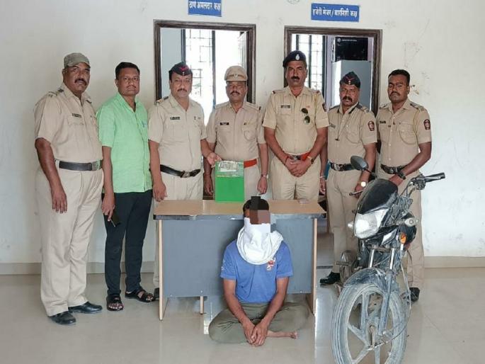 Theft arrested who robbed women on road; Army jewelery seized along with two-wheeler | भररस्त्यात महिलेला लुबाडणारा पाेलिसांच्या जाळ्यात; दुचाकीसह साेन्याचे दागिने जप्त Theft arrested who robbed women on road; Army jewelery seized along with two-wheeler | भररस्त्यात महिलेला लुबाडणारा पाेलिसांच्या जाळ्यात; दुचाकीसह साेन्याचे दागिने जप्त