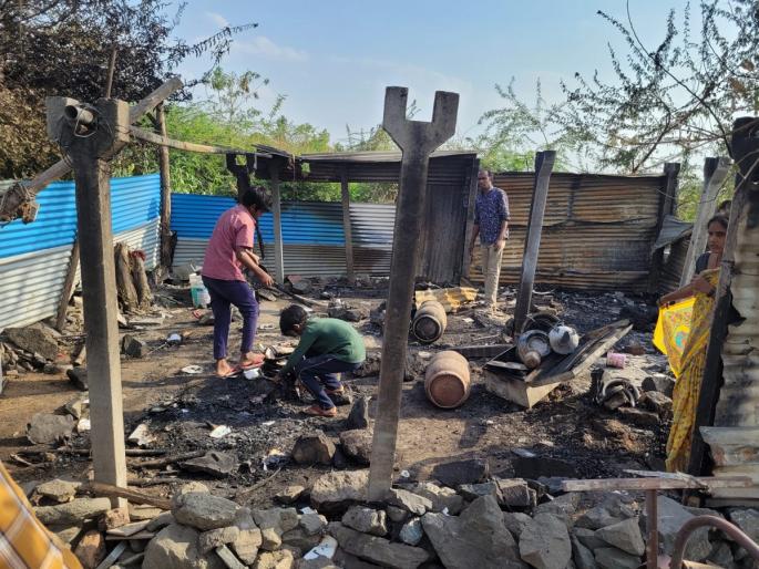 home convert into ashes by the explosion of a cylinder; roof were thrown and books were burnt along with clothes | सिलेंडरच्या स्फोटाने संसाराची राखरांगोळी; जळालेली पुस्तके पाहून चिमुकल्यांना कोसळले रडू home convert into ashes by the explosion of a cylinder; roof were thrown and books were burnt along with clothes | सिलेंडरच्या स्फोटाने संसाराची राखरांगोळी; जळालेली पुस्तके पाहून चिमुकल्यांना कोसळले रडू