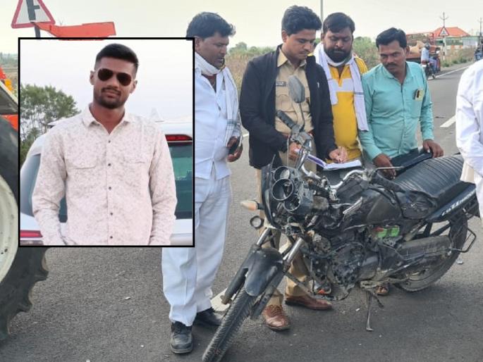 Two bikes collide head-on; The policeman died on the spot | दोन दुचाकींची समोरासमोर धडक; पोलिस कर्मचाऱ्याचा जागीच मृत्यू Two bikes collide head-on; The policeman died on the spot | दोन दुचाकींची समोरासमोर धडक; पोलिस कर्मचाऱ्याचा जागीच मृत्यू