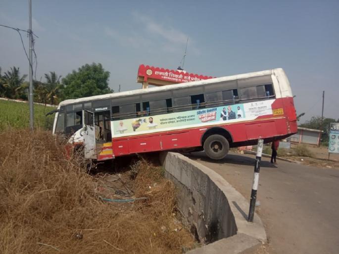 The truck in front gave a pull and went down the ST road; 60 passengers escaped with children | समोरील ट्रकने हूल दिली अन् एसटी रस्त्याखाली उतरली; ६० प्रवासी बालंबाल बचावले The truck in front gave a pull and went down the ST road; 60 passengers escaped with children | समोरील ट्रकने हूल दिली अन् एसटी रस्त्याखाली उतरली; ६० प्रवासी बालंबाल बचावले