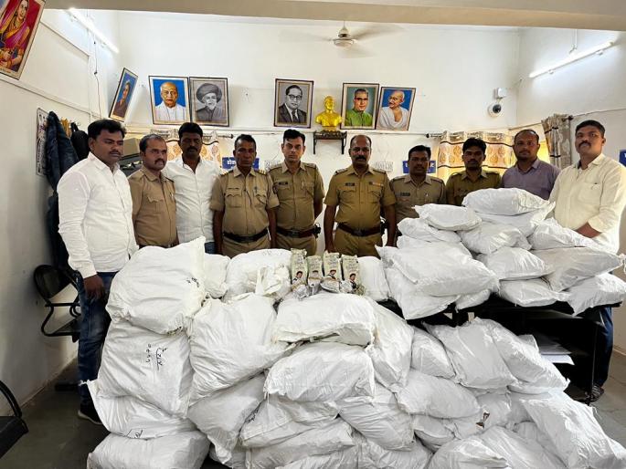 Gutkha worth a 1.25 lakh seized in police action; The driver, the cleaner runs | पोलिसांच्या कारवाईत वाहनातून सव्वा लाखाचा गुटखा जप्त; चालक, क्लिनरने शेतात धूम ठोकली Gutkha worth a 1.25 lakh seized in police action; The driver, the cleaner runs | पोलिसांच्या कारवाईत वाहनातून सव्वा लाखाचा गुटखा जप्त; चालक, क्लिनरने शेतात धूम ठोकली