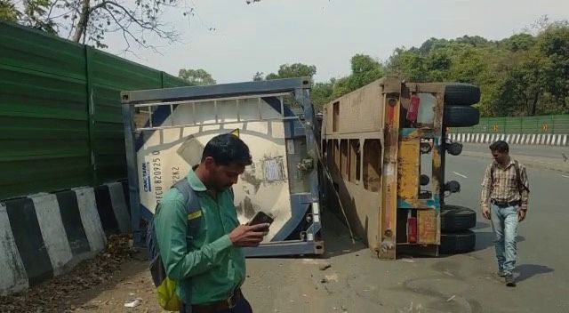 Tanker overturns at Karnala pass near Panvel, driver slightly injured | पनवेलजवळील कर्नाळा खिंडीत टँकर उलटला, चालक किरकोळ जखमी Tanker overturns at Karnala pass near Panvel, driver slightly injured | पनवेलजवळील कर्नाळा खिंडीत टँकर उलटला, चालक किरकोळ जखमी