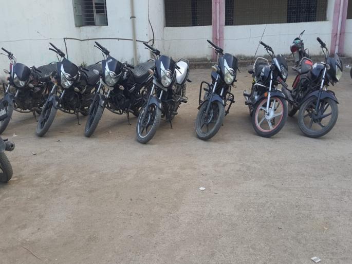 The grins of two-wheeled thieves; 7 bikes seized | दुचाकी चोरट्यांच्या आवळल्या मुसक्या; ७ दुचाकी जप्त The grins of two-wheeled thieves; 7 bikes seized | दुचाकी चोरट्यांच्या आवळल्या मुसक्या; ७ दुचाकी जप्त