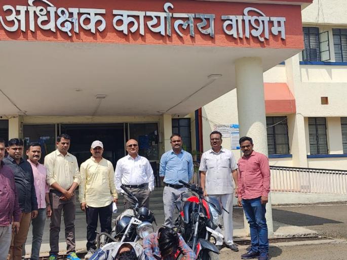 Bikes, mobiles stolen in Washim; 1.25 lakhs seized | वाशिममध्ये दुचाकी, मोबाईल चोरटे पकडले; १.२५ लाखांचा मुद्देमाल जप्त Bikes, mobiles stolen in Washim; 1.25 lakhs seized | वाशिममध्ये दुचाकी, मोबाईल चोरटे पकडले; १.२५ लाखांचा मुद्देमाल जप्त
