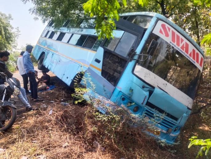 The steering rod of a speeding private bus suddenly broke; The accident was averted by the driver's intervention | भरधाव खाजगी बसचा अचानक स्टेअरिंग रॉड तुटला; चालकाच्या प्रसंगावधानाने अनर्थ टळला The steering rod of a speeding private bus suddenly broke; The accident was averted by the driver's intervention | भरधाव खाजगी बसचा अचानक स्टेअरिंग रॉड तुटला; चालकाच्या प्रसंगावधानाने अनर्थ टळला