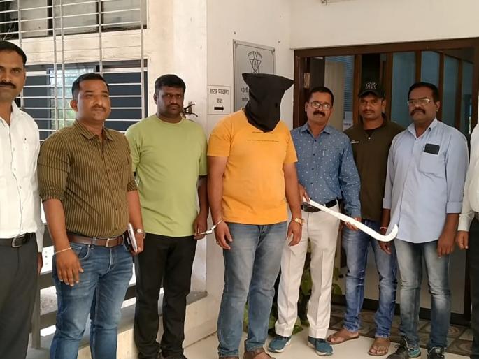 A scrap shop owner was arrested with a sharp knife in Nashik, anti-gang squad action | नाशिकमध्ये धारदार कोयत्यासह एका भंगार दुकानदारास अटक, गुंडविरोधी पथकाची कारवाई A scrap shop owner was arrested with a sharp knife in Nashik, anti-gang squad action | नाशिकमध्ये धारदार कोयत्यासह एका भंगार दुकानदारास अटक, गुंडविरोधी पथकाची कारवाई