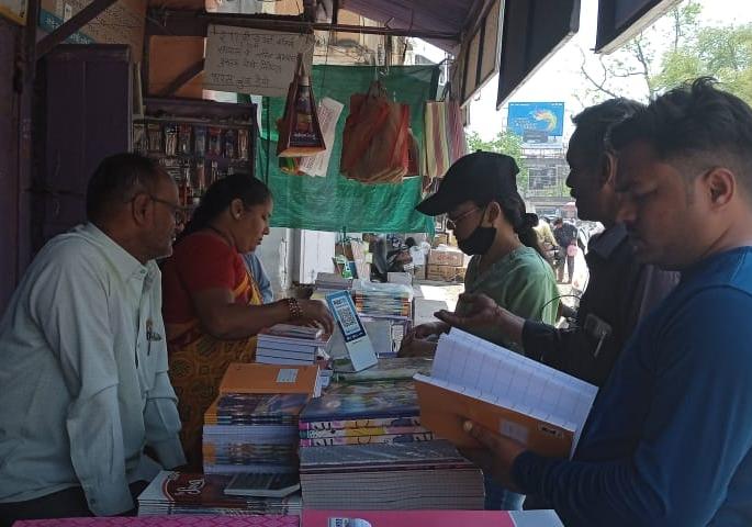 Old book market in Jalgaon down, 50 percent drop in customers | जळगावमध्ये जुन्या पुस्तकांचा बाजार उतरला, ग्राहकांमध्ये ५० टक्के घट Old book market in Jalgaon down, 50 percent drop in customers | जळगावमध्ये जुन्या पुस्तकांचा बाजार उतरला, ग्राहकांमध्ये ५० टक्के घट