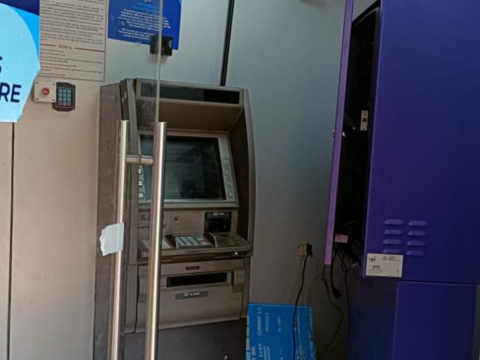 Mistaking it as an ATM, the thief ran away with a passbook printing machine | एटीएम समजून चोराने पळवले चक्क पासबुक प्रिंटिंग मशीन Mistaking it as an ATM, the thief ran away with a passbook printing machine | एटीएम समजून चोराने पळवले चक्क पासबुक प्रिंटिंग मशीन