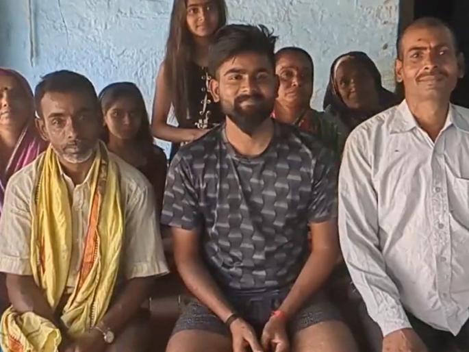 pushpa viral song change life of begusarai boy electrician son got call from bollywood by sonu sood | पुष्पा चित्रपटातील एका गाण्याने बदललं नशीब; इलेक्ट्रिशियनच्या लेकाला थेट बॉलिवूडमधून फोन pushpa viral song change life of begusarai boy electrician son got call from bollywood by sonu sood | पुष्पा चित्रपटातील एका गाण्याने बदललं नशीब; इलेक्ट्रिशियनच्या लेकाला थेट बॉलिवूडमधून फोन