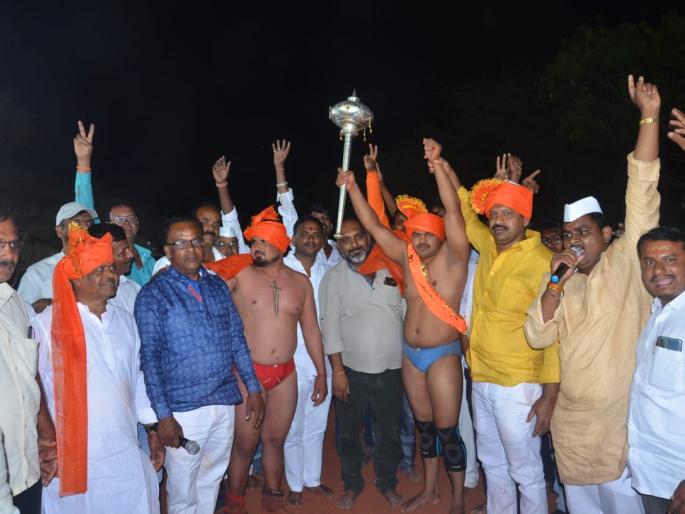 In two minutes from Akolner Malla, Punjab's Kohli was hit! | अकोळनेरच्या मल्लाकडून दोन मिनिटात पंजाबचा कोहली चितपट! In two minutes from Akolner Malla, Punjab's Kohli was hit! | अकोळनेरच्या मल्लाकडून दोन मिनिटात पंजाबचा कोहली चितपट!