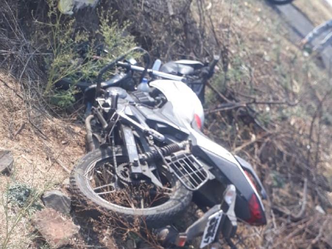 Another victim of a bad road; A young man died on the spot, one seriously injured in an accident in Dharur | खराब रस्त्याचा आणखी एक बळी; धारुरमध्ये अपघातात तरुणाचा जागीच मृत्यू, एक गंभीर जखमी