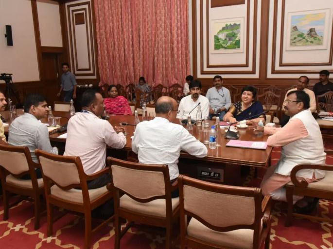 Approve necessary funds regarding desilting of Versova Bay, instructions to Fisheries Minister officials | वर्सोवा खाडीतील गाळ काढण्यासंदर्भात आवश्यक निधी मंजूर करा, मत्स्यव्यवसाय मंत्र्यांच्या अधिकाऱ्यांना सूचना Approve necessary funds regarding desilting of Versova Bay, instructions to Fisheries Minister officials | वर्सोवा खाडीतील गाळ काढण्यासंदर्भात आवश्यक निधी मंजूर करा, मत्स्यव्यवसाय मंत्र्यांच्या अधिकाऱ्यांना सूचना