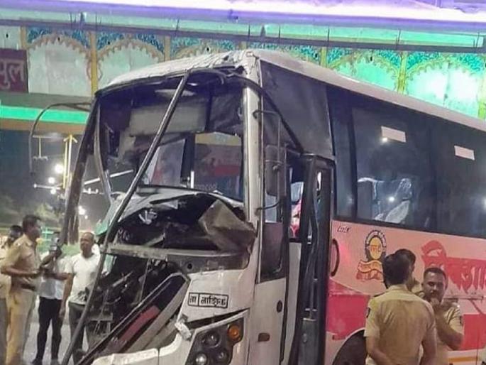 Shivshahi bus collides with container, 13 passengers injured | शिवशाही बसची कंटेनरला धडक, १३ प्रवाशी जखमी Shivshahi bus collides with container, 13 passengers injured | शिवशाही बसची कंटेनरला धडक, १३ प्रवाशी जखमी