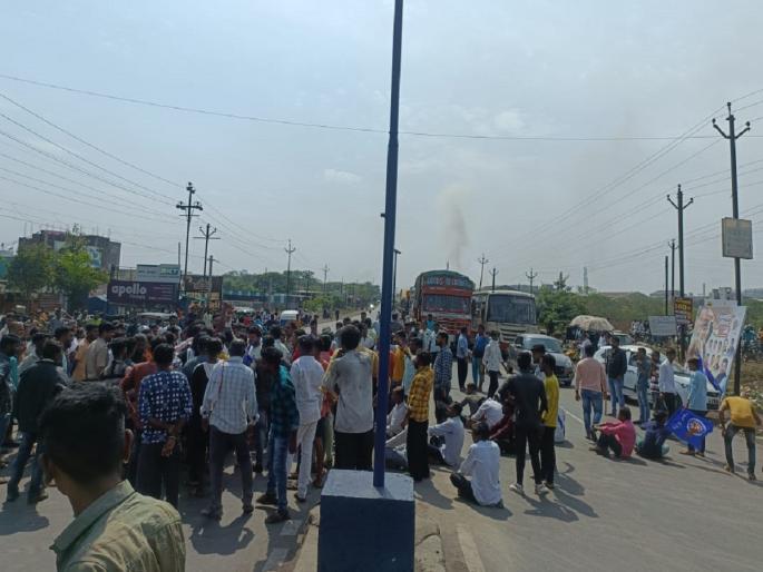 Youth stabbed in private parts in procession near Chandanzira area: Relatives block way for arrest of accused | मिरवणुकीत तरुणाच्या गुप्तांगावर चाकूने वार: आरोपीच्या अटकेसाठी नातेवाइकांचा रास्ता रोको Youth stabbed in private parts in procession near Chandanzira area: Relatives block way for arrest of accused | मिरवणुकीत तरुणाच्या गुप्तांगावर चाकूने वार: आरोपीच्या अटकेसाठी नातेवाइकांचा रास्ता रोको