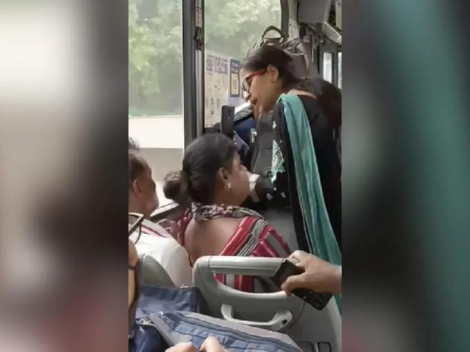 ladies fight video two women fight over a seat in delhi dtc bus | Video - तुफान राडा! सीटसाठी 2 महिला बसमध्ये भिडल्या, एकमेकींच्या जीवावर उठल्या अन्... ladies fight video two women fight over a seat in delhi dtc bus | Video - तुफान राडा! सीटसाठी 2 महिला बसमध्ये भिडल्या, एकमेकींच्या जीवावर उठल्या अन्...